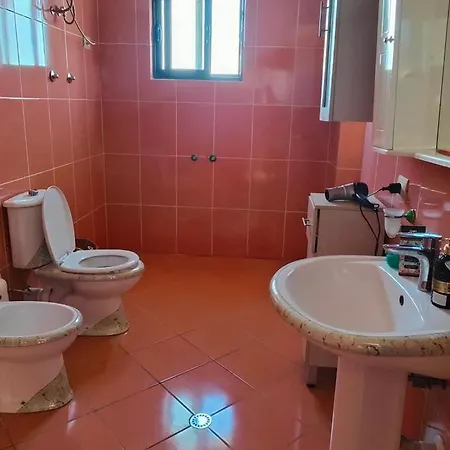 Tirana 2br With Veranda & Garden 아파트 *
