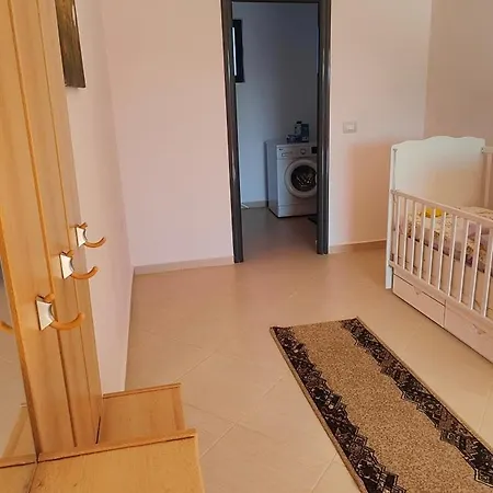 Tirana 2br With Veranda & Garden 아파트